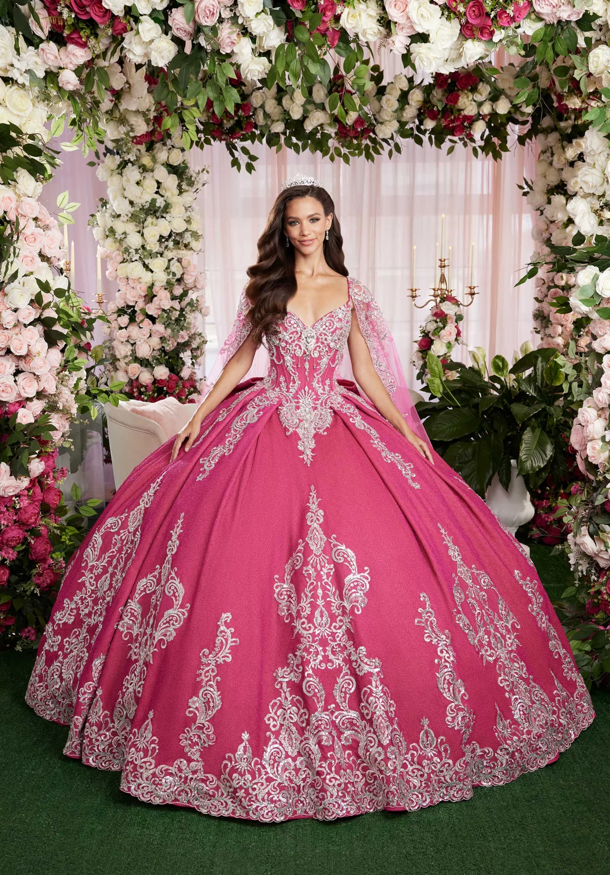 Sequin Embroidered Metallic Quinceañera Dress with Cape - fotografía de producto